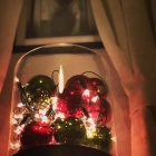 Weihnachtsdeko basteln: Christbaumkugeln mit Lichterkette 